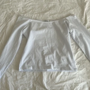 Off shoulder topp - Säljer en vit off shoulder topp från subdued i storlek xs. Denna passar mig ej längre. 