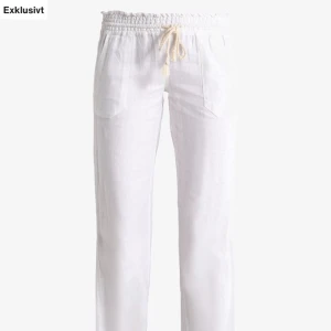 Roxy linnebyxor  - Jättesnygga linnebyxor från Roxy som nästan alltid är slutsålda. Byxorna är i storlek S och bara använda ett fåtal gånger och är i väldigt bra skick💞nypris är 599