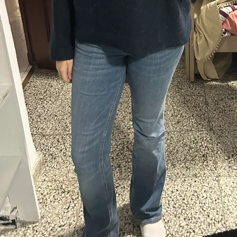 Blåa bootcut jeans från zara!! Storlek 36, superbekväma 🤩. Jeans & Byxor.