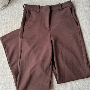 Kostymbyxor  - Säljer nu mina kostymbyxor ifrån vero Moda i storleken xs  Aldrig använda nypris 400kr  Säljer för 175kr