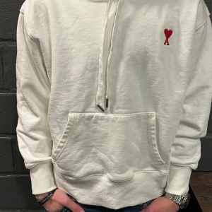 Ami Paris hoodie  - Säljer min Ami Paris hoodie. Den är använd man i bra skicka 9/10😊 Välidgt skön och bra passform