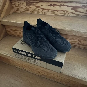 Vapormax 2021 - Den är som ny, har knappt använt skorna. Har använt de kanske 5 gånger. Det är inget fel med de. Priset kan diskuteras 