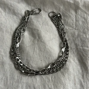 Brandy Melville halsband - Så coolt halsband från Brandy Melville som gör outfits så mycket coolare och mindre basic!!