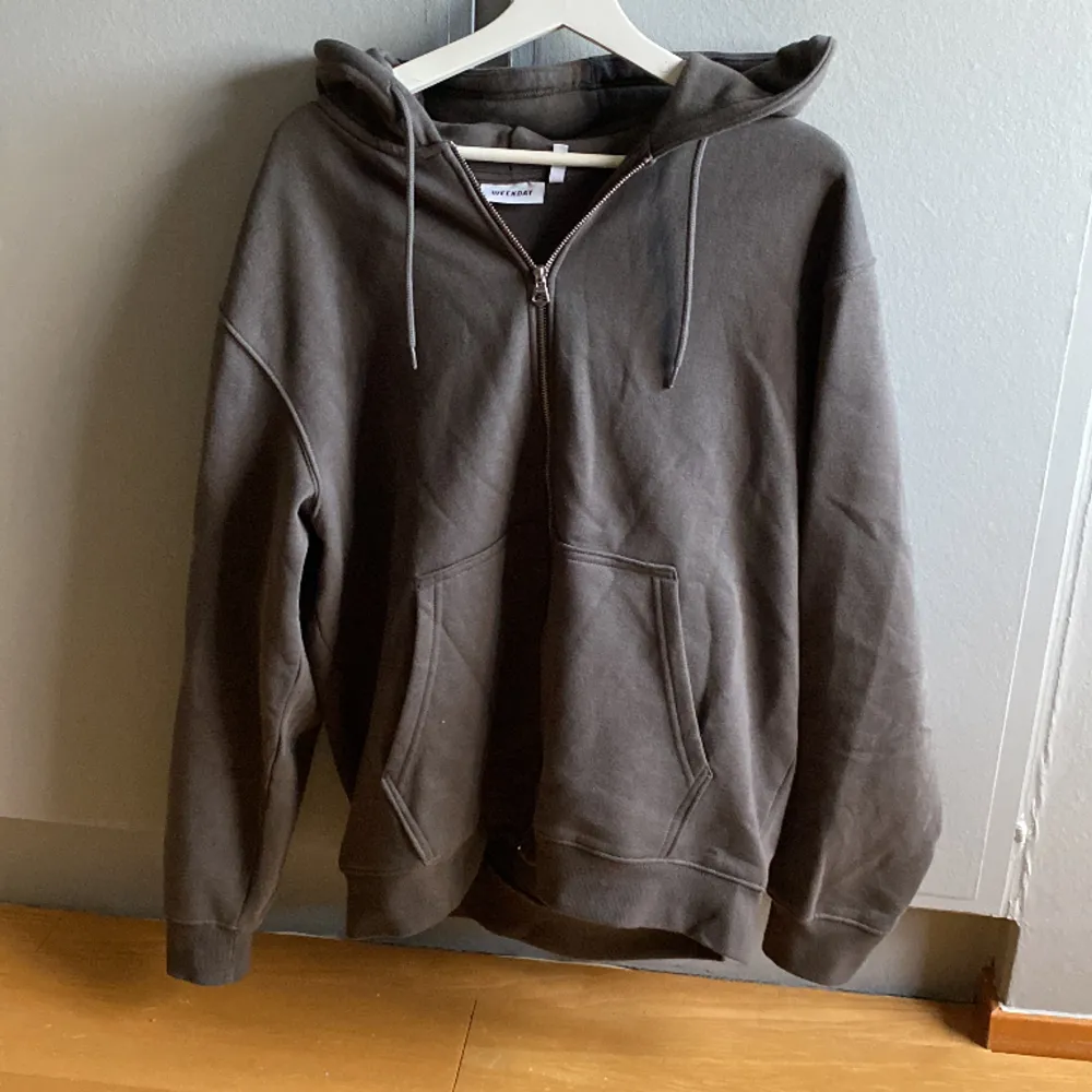 Säljer en nästan oanvänd zip hoodie från weekday i mörkgår färg. Pris kan diskuteras. Tröjor & Koftor.