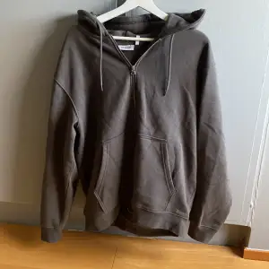 Säljer en nästan oanvänd zip hoodie från weekday i mörkgår färg. Pris kan diskuteras