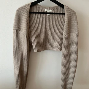 Tröja  - En ribbad kofta ifrån hm.  storlek s 