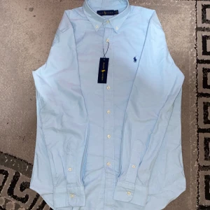 Ralph Lauren skjorta  - Tja! Säljer min Ralph Lauren skjorta då den är för stor på mig.Helt oanvänd ny pris 1599,riktigt skön och somrig färg, storlek S men passar M.