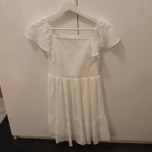Spetsklänning från Kappahl - Fin spetsklänning i stl 152, från Kappahl. Använd endast rvå gånger, så väldigt funt skick. Från djur och rökfritt hem. 