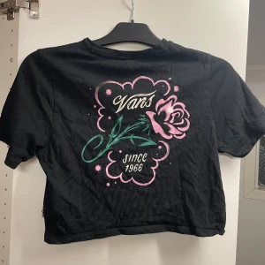 Vans tröja - Säljer min VANS tröja med tryck på ryggen. Använd 1 gång därmed som ny. Köpt för 349:-