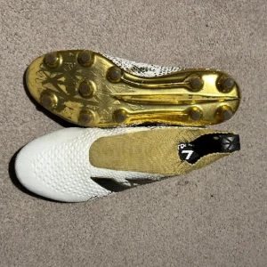 Addidas fotbollsskor  - Ett par gamla riktigt fina Addidas skor som är i grymt sick  