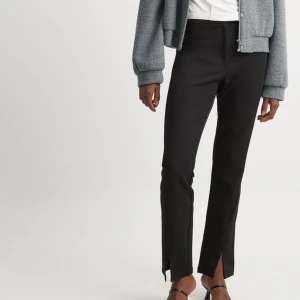 Kostymbyxor  - Säljer mina kostymbyxor ifrån nakd storleken är 36.  Aldrig använda  Nypris 299 kr  Säljer för 175