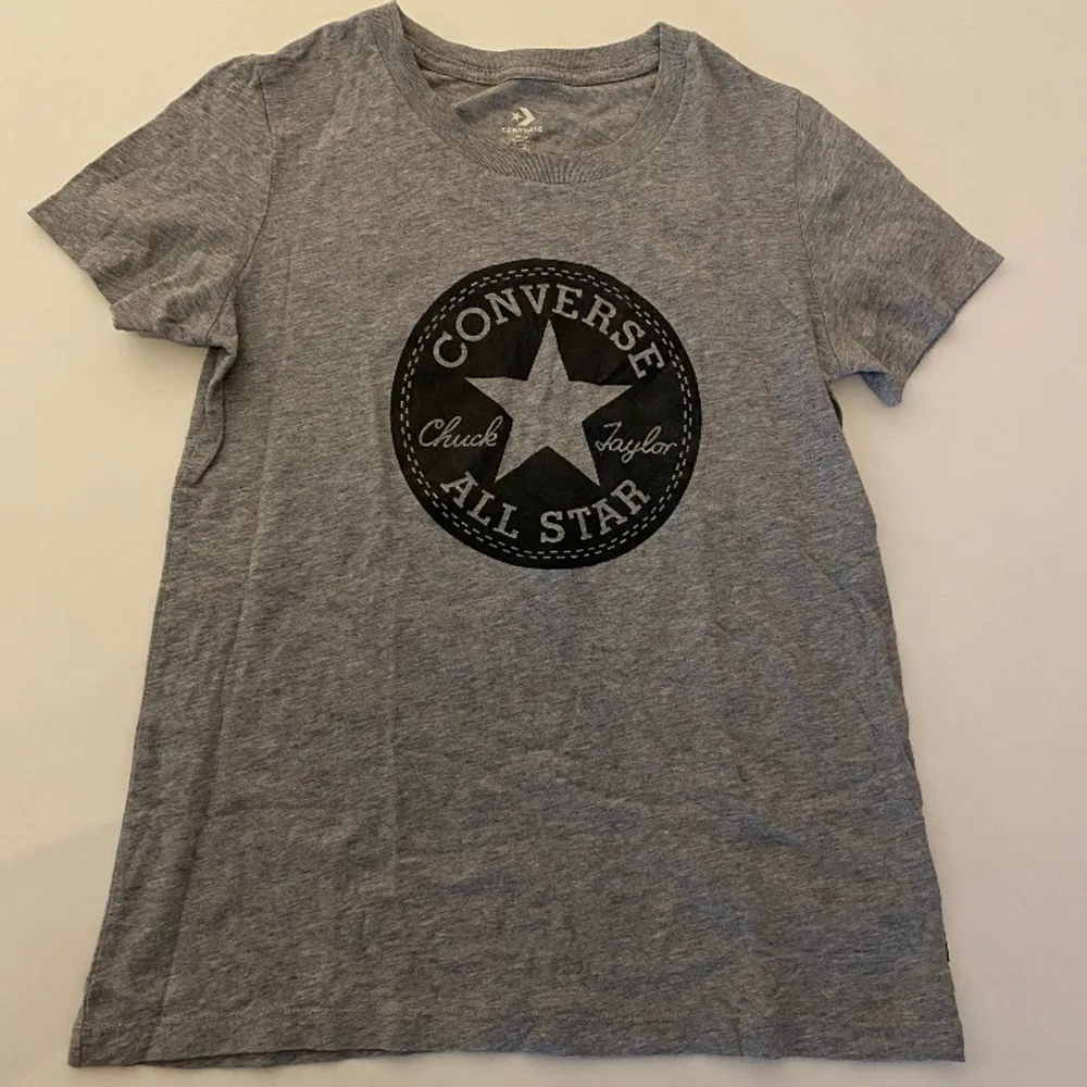 En grå Converse T-shirt. Mjukt och skönt material och perfekt inför vår eller sommar! ❤️. T-shirts.
