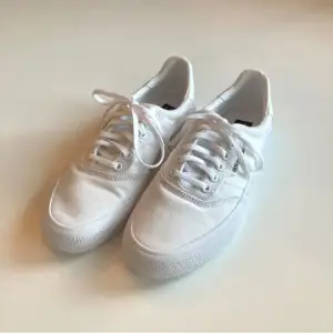 Vita Sneakers från Adidas i storlek 42; Oanvända. Köparen står för frakten🥰❤️
