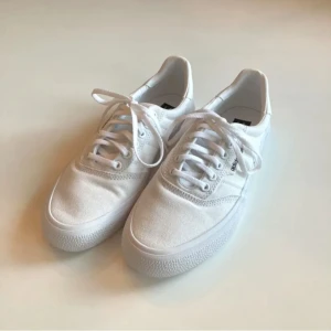 Adidas Sneakers - Vita Sneakers från Adidas i storlek 42; Oanvända. Köparen står för frakten🥰❤️