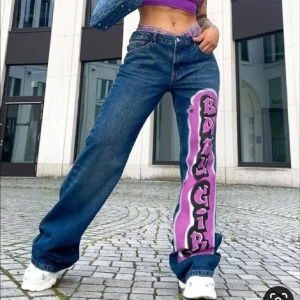 Lågmidjade jeans - (Lånade bilder) Säljer dessa lågmidjade bootcut jeans från jaded london. Strl 25, de är ganska långa på mig som är 159-160 så därför har de blivit lite slitningar vid hälarna men inte mycket. Är i behov av pengar, därför säljer jag❤️