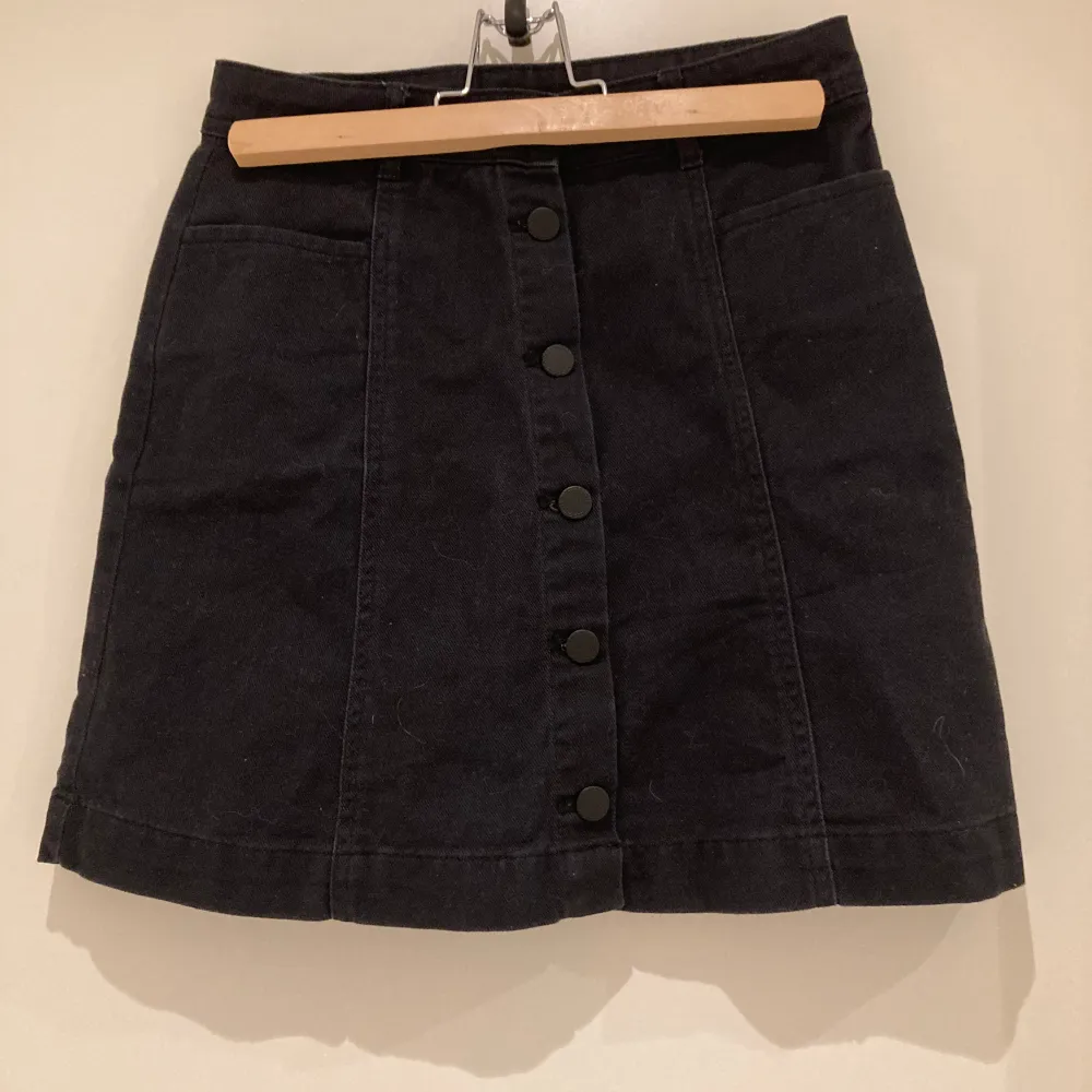 Jätte fin svart jeans kjol från hm som kan användas som topp oxå, använd fåtal gånger💗. Kjolar.