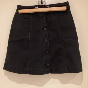 Jätte fin svart jeans kjol från hm som kan användas som topp oxå, använd fåtal gånger💗