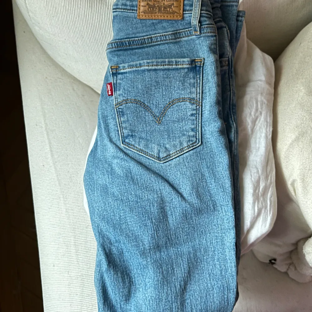 Fina jeans från Levi’s, väldigt mycket stretch. Tyvärr blivit för små för mig.  Storlek 24x30. Jeans & Byxor.