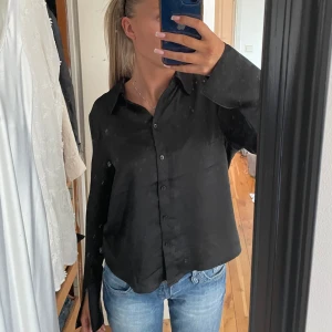 Silkes topp - En så fin topp i silke från Lindex, storlek xs, mycket fint skick!!