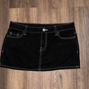 HM - Minikjol jeans - En svart jeans minikjol från HM, aldrig använd då prislapp sitter kvar! Köpt för cirka 1 år sen. Priset kan diskuteras!☺️💕