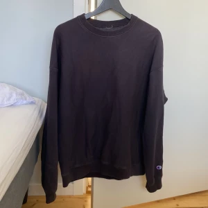 Champion sweatshirt - Säljer en mörkgrå oversized champion sweatshirt som inte är använd så mycket så väldigt bra skick. Pris kan diskuteras.