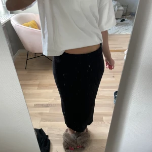 Lång kjol  - Säljer denna super sköna och snygga kjolen från Lindex i storlek M💗 Svart och bred ribbad passar perfekt till vår och sommar !!