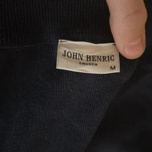 Cardigan  - Tja säljer nu min John henric cardigan väldigt snygg väldigt bra skick för 600 kan gå ner i pris vid snabb affär storlek m 