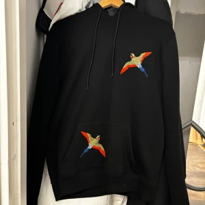 Axel arigato hoodie - knappt använd lika fräsch som ny, cond 9/10 köpt från Arigatos hemsida. Storlek Xs/s, passar mig som är S.