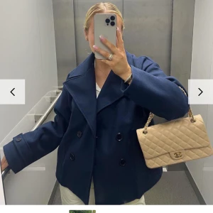 Design by si kappa-Ginalli Coat - Jag säljer nu denna super fina kappan från design by si i mörkblå i storlek xs/s💗Säljer den då den inte kommer till andvändning, perfekt jacka till våren💞Skriv för egna bilder eller frågor om jackan.💗