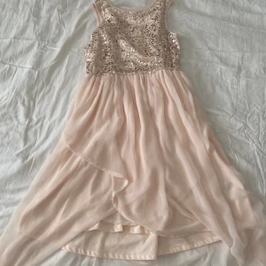 Söt baby rosa klänning med sequins - Väldigt söt rosa klänning med sequins från lindex. Längd/storlek passar för 170