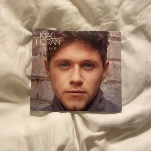 Niall Horan Flicker CD-skiva  - Det här är Niall Horans första skiva som soloartist, helt ospelad och i mycket bra skick! 