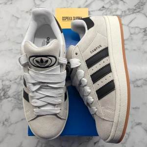 Adidas Campus 00s ”Crystal White” - Helt nya och oanvända Adidas Campus 00s ”Crystal White”. Storlek: 38 2/3. Pris: 1499. Skicka ett meddelande vid intresse. Köp tryggt och snabbt hos oss. Många nöjda kunder😊