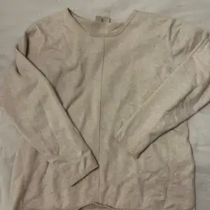 Superfin stickad tröja köpt i xxl för oversized för mig som vanligtvis har M. Superfin till en minikjol exempelvis 