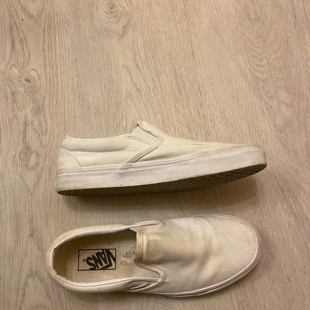 Vita slip on vans. Tråkiga fläckar på, men har inte försökt få bort dom, men det går säkert! I övrigt i väldigt gott skick. . Skor.