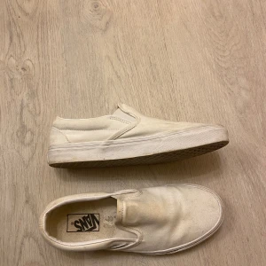 Vans - Vita slip on vans. Tråkiga fläckar på, men har inte försökt få bort dom, men det går säkert! I övrigt i väldigt gott skick. 