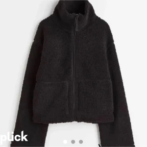 Teddy jacka - Säljer denna trendiga jacka då den inte kommer till användning längre, knappt använd så inga defekter 