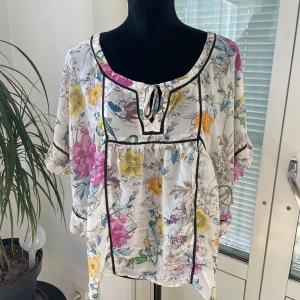 Tunn topp/blus strl 40 - Tunn lite genomskinlig blus/topp i strl 40 