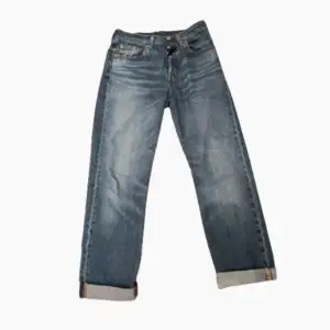 Vintage Levi's 501s, trasiga i benslutet