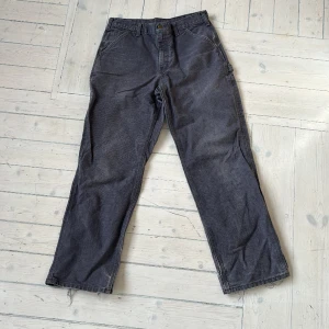 Carhartt workpants - Snygga carhartt workpants köpta på ettresex.🔵 Storlek 32 x 32 🔵 lite grå/lila i färgen och riktigt snygga och bra passform! 