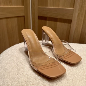 Genomskinliga klackskor  - Helt oanvända klackar. Säljer då jag inte fått användning av de. Köpt för 350kr säljer för 200kr