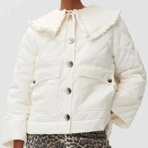 Ganni jacka  - Quiltad dunjacka från ganni i jättebra skick så den knappt är använd. 