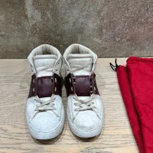 Valentino sneakers - Valentino sneakers i använt skick. Dustbags ingår. Köpta på Vestiaire Collective. 