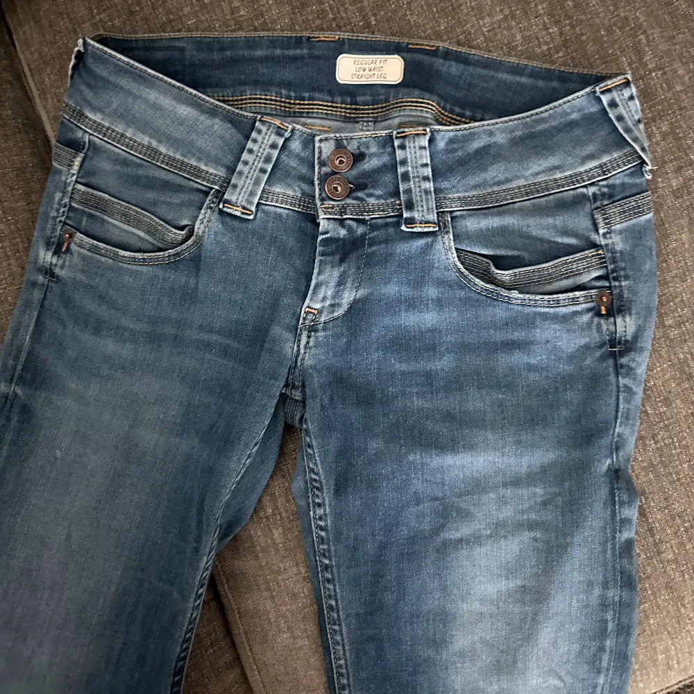 Så snygga pepe jeans som tyvärr är lite för stora på mig! De är i storlek 28/32! Köpte på sellpy men de har ej kommit till så mycket användning av mig!🩷🩷 300kr + frakt! Skriv vid frågor eller intresse 💕💕. Jeans & Byxor.