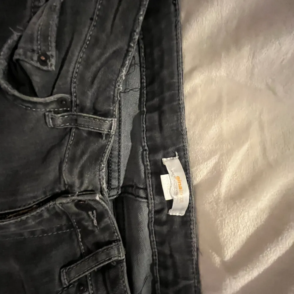 Fina mörka jeans från Gina Young. Lite slitna i botten då de har varit för långa.💓💐. Jeans & Byxor.