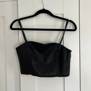 Topp - Topp i fake skinn