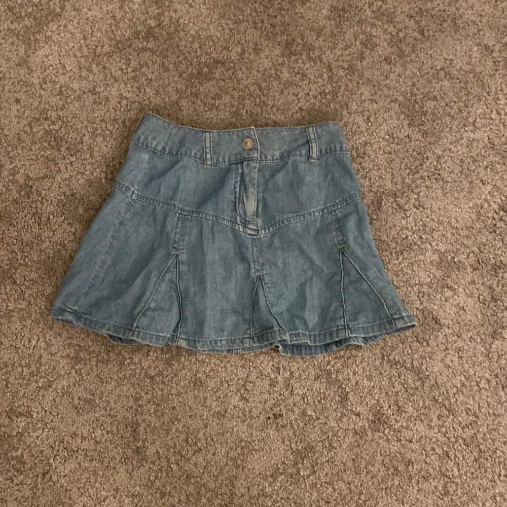 Hej! Säljer denna jättesöta jeans kjol då den är för liten för mig sparsamt använd och i väldigt fint skick!!. Kjolar.