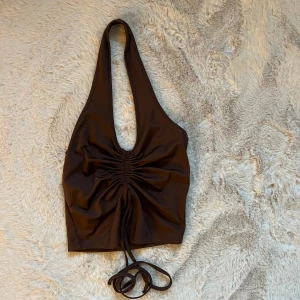 Brun top - En brun top med öppen rygg, oanvänd 