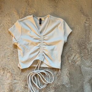 T-shirt - En vit t-shorts med snören