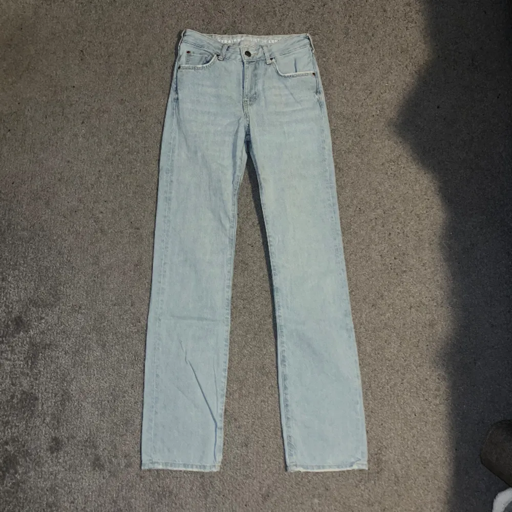 Ett par jeans från bikbok med nypris 700kr. Knappt använda. Modell : Low straight  Storlek : W24 L34 Säljer pga att de börjar bli för små på mig. . Jeans & Byxor.