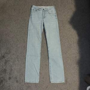 Ett par jeans från bikbok med nypris 700kr. Knappt använda. Modell : Low straight  Storlek : W24 L34 Säljer pga att de börjar bli för små på mig. 